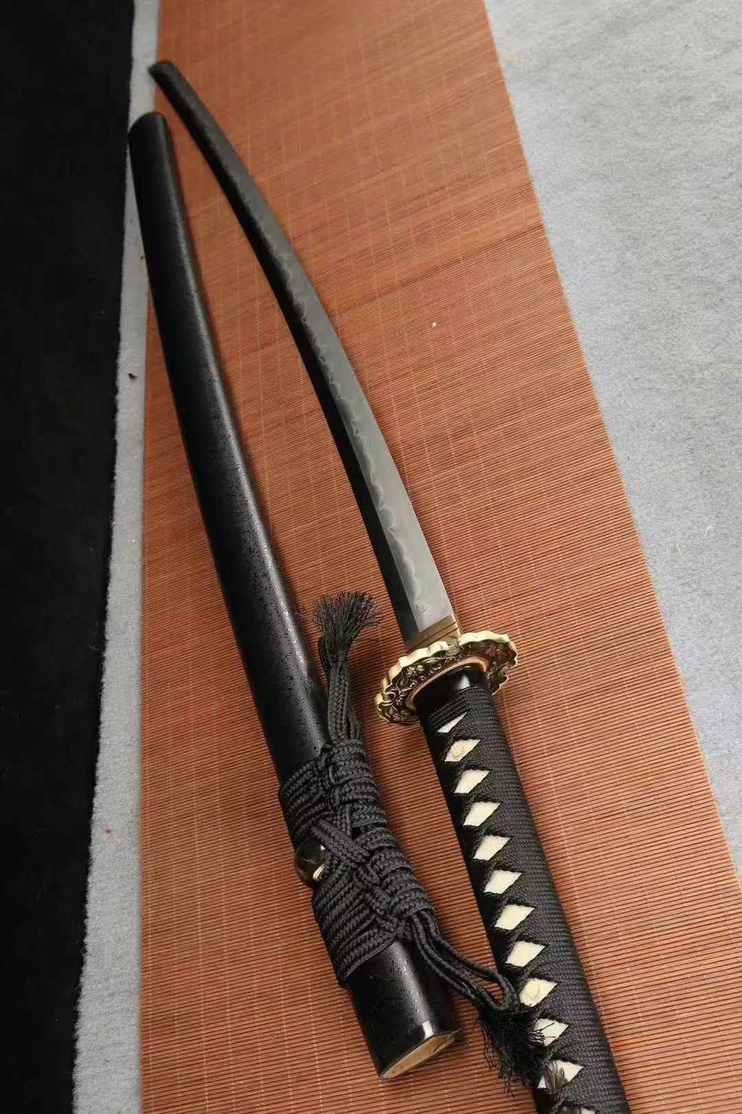 26-Inch Samurai Sword - Pearl Fish Skin Handle, Soil-Covered Blade, Tri-Color Grind